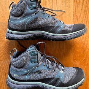 KEEN WOMEN'S MAGNET OCEAN WAVE TERRADORA II WATERPROOF HIKING BOOT
Size 9